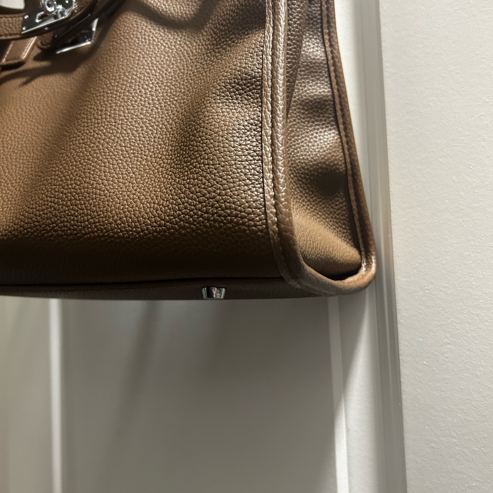 Elegant Brown Leather Handbag - Picture 4 of 10